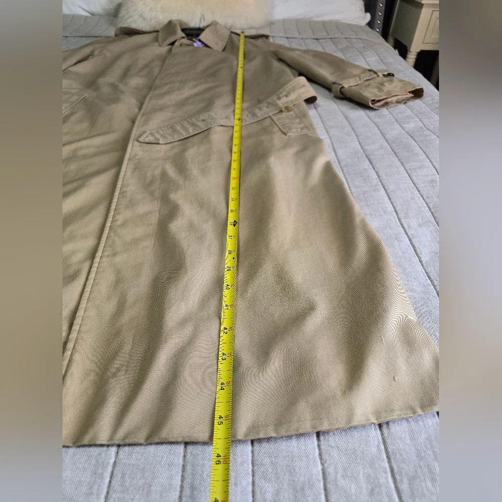 Burberry Beige Trench Coat with Classic Check Lining - Picture 14 of 17